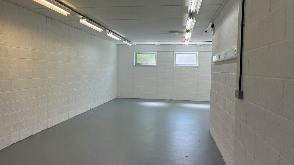 Lower Cape, Warwick to rent - Building Photo - Image 3 of 10