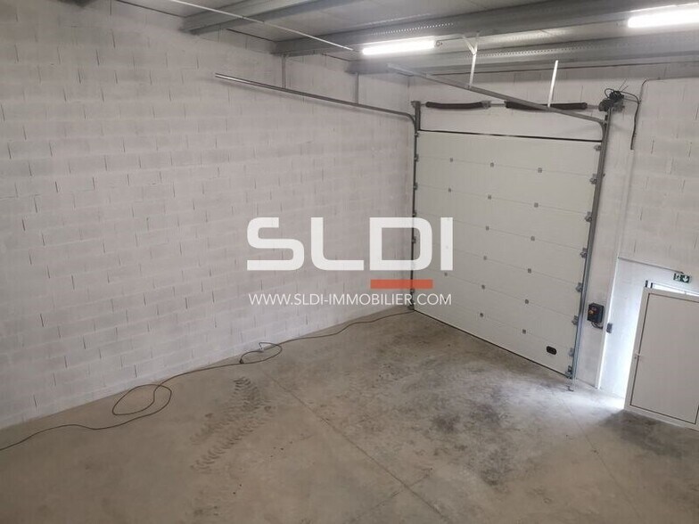 Light Industrial in Vaulx-Milieu to rent - Interior Photo - Image 3 of 9