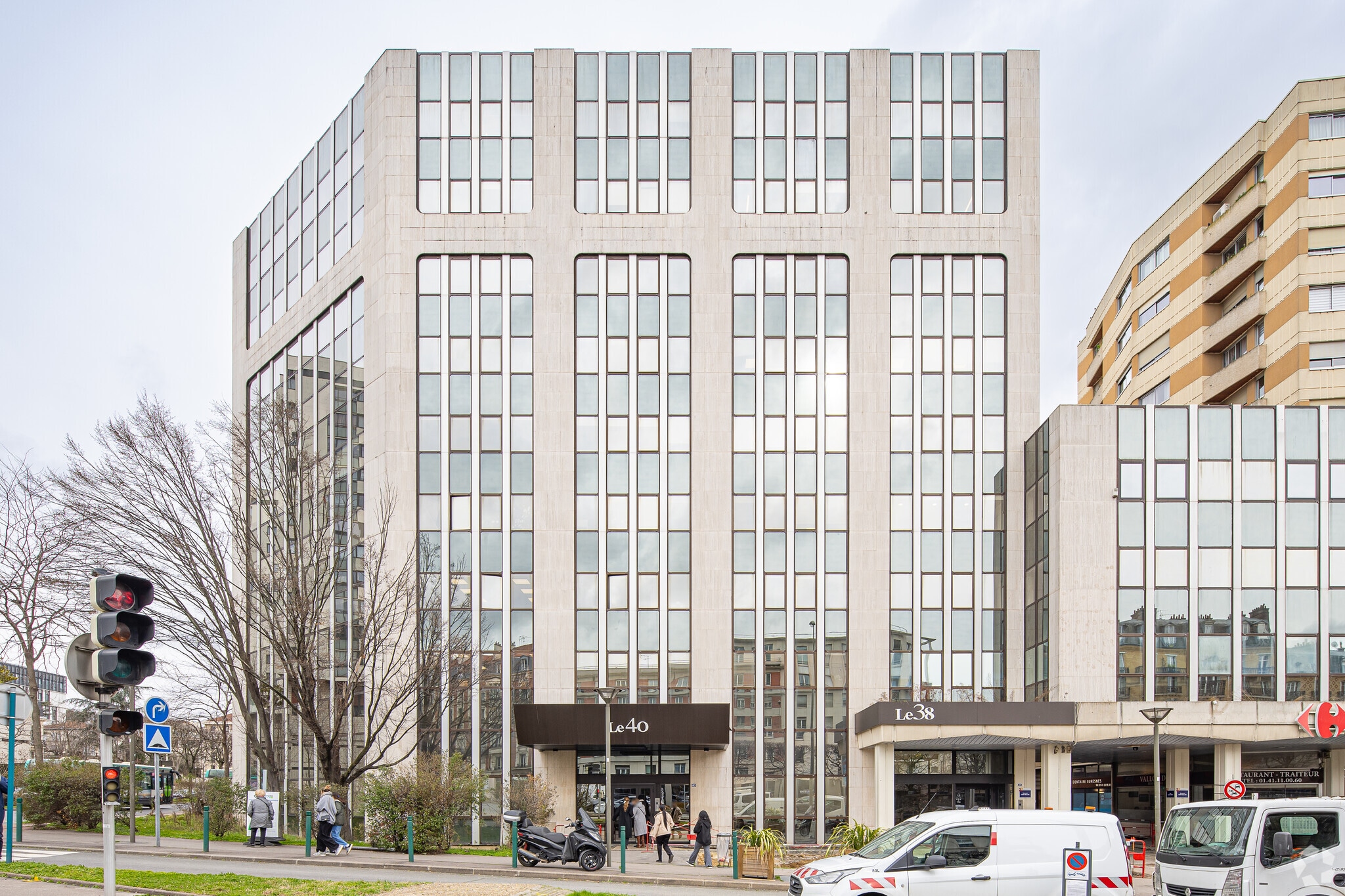 Office in Suresnes to rent Primary Photo- Image 1 of 43