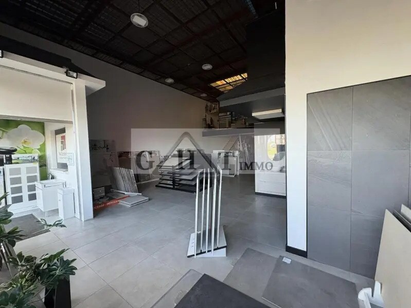 Retail in Boissise-le-Roi to rent Interior Photo- Image 1 of 9