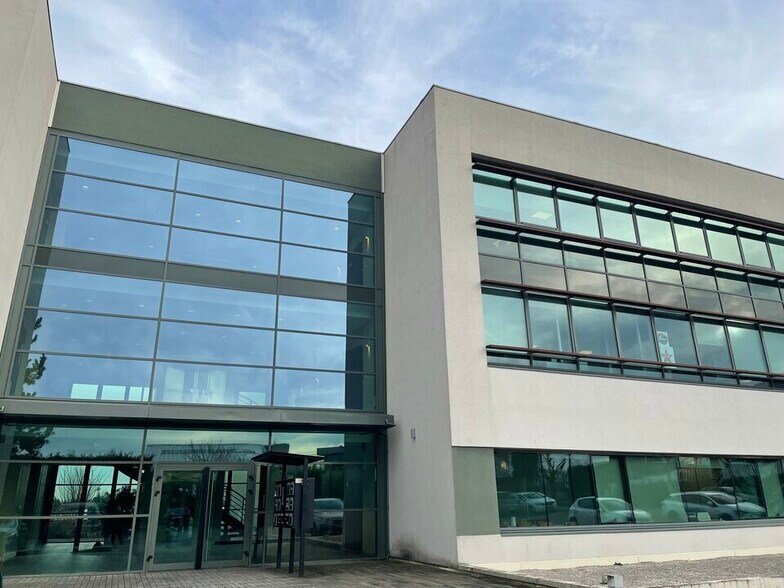 Office in CHAMPAGNE-AU-MONT-D'OR to rent - Building Photo - Image 1 of 12