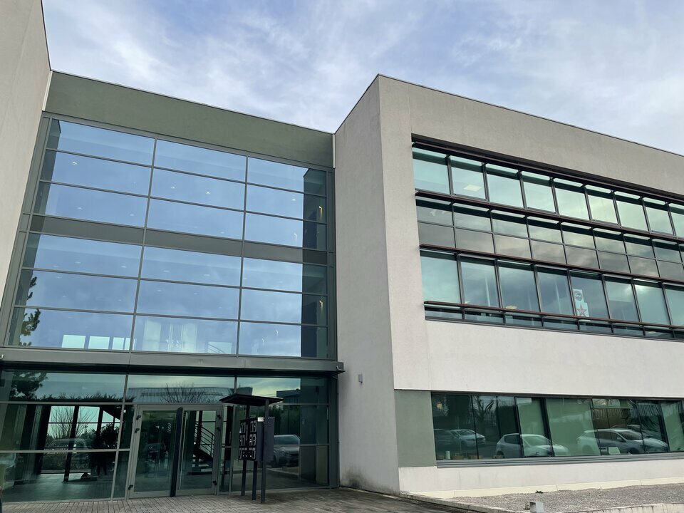 Office in CHAMPAGNE-AU-MONT-D'OR to rent Building Photo- Image 1 of 13