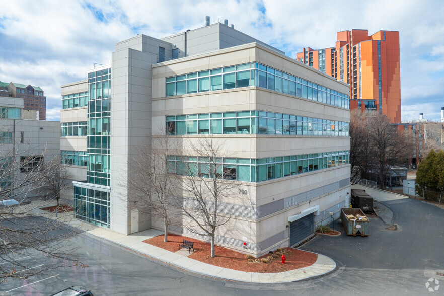 790 Memorial Dr, Cambridge, MA for rent - Building Photo - Image 1 of 9