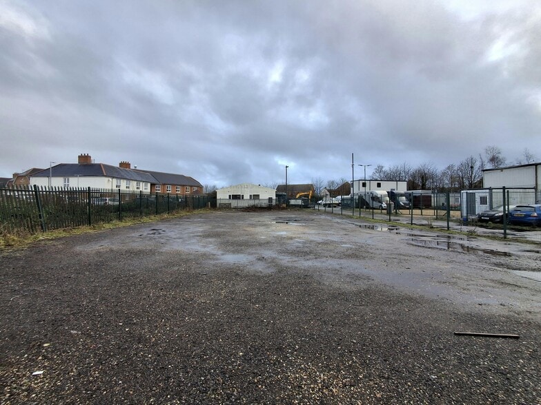 22 Crow Arch Ln, Ringwood to rent - Building Photo - Image 1 of 6