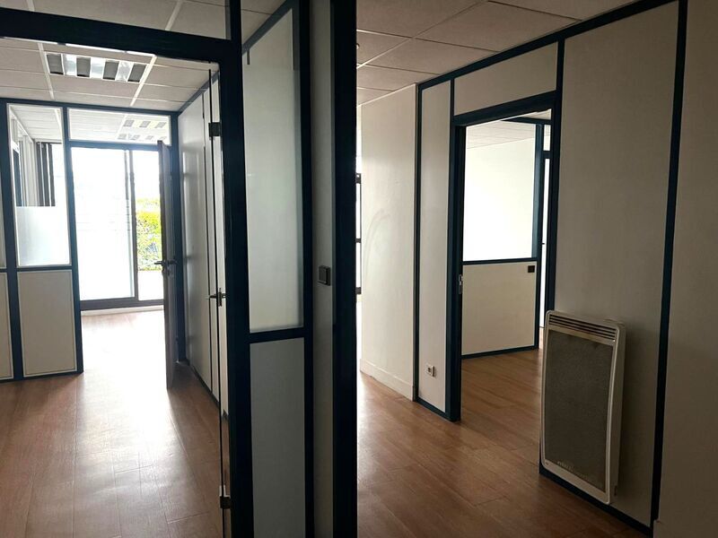 Office in Lyon to rent Interior Photo- Image 1 of 7
