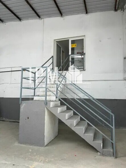 Light Industrial in Vitrolles to rent - Interior Photo - Image 3 of 7