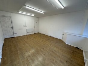 7 Station Rd, Wombwell to rent Interior Photo- Image 2 of 4