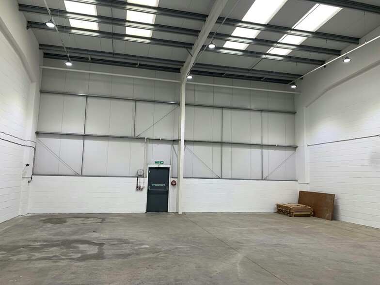 Holmethorpe Ave, Redhill to rent - Interior Photo - Image 3 of 9