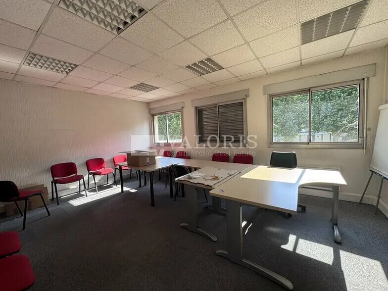 Light Industrial in Champagne-au-Mont-d'Or to rent - Interior Photo - Image 3 of 4