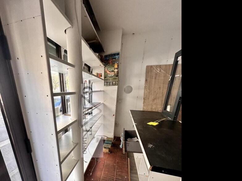 Retail in Alfortville to rent - Interior Photo - Image 2 of 3