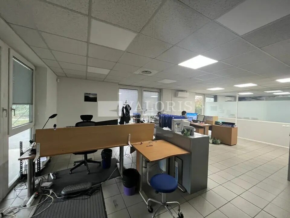 Office in Bron to rent Interior Photo- Image 1 of 12
