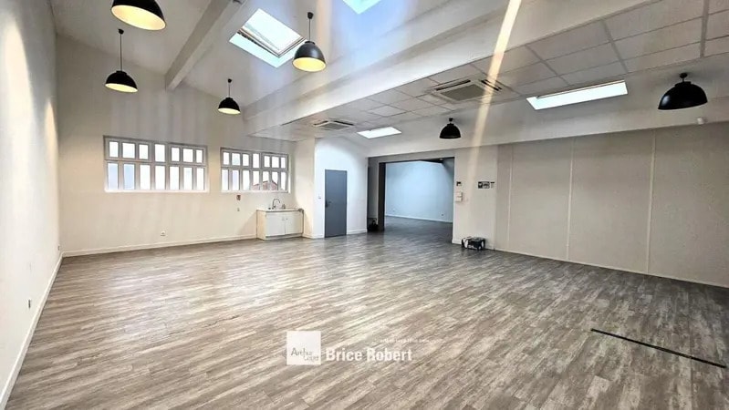 8 Bis Rue Du Champ De L'Orme, Villeurbanne to rent - Building Photo - Image 3 of 7