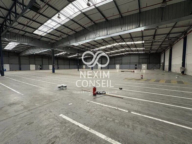 Industrial in Gennevilliers to rent - Building Photo - Image 1 of 12