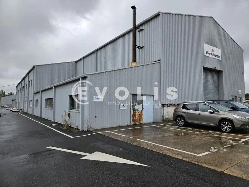 Light Industrial in Marolles-en-Hurepoix to rent Building Photo- Image 1 of 23
