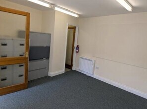 15 Grant Rd, Wellingborough to rent Interior Photo- Image 2 of 2
