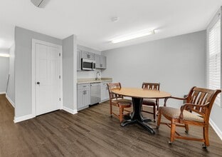 1624 W Colonial Pky, Palatine, IL to rent Interior Photo- Image 2 of 3