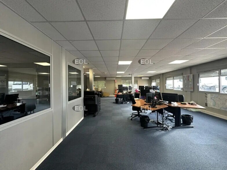 Light Industrial in Vitrolles to rent - Interior Photo - Image 2 of 2