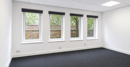8 Caird Park, Hamilton to rent Interior Photo- Image 2 of 3