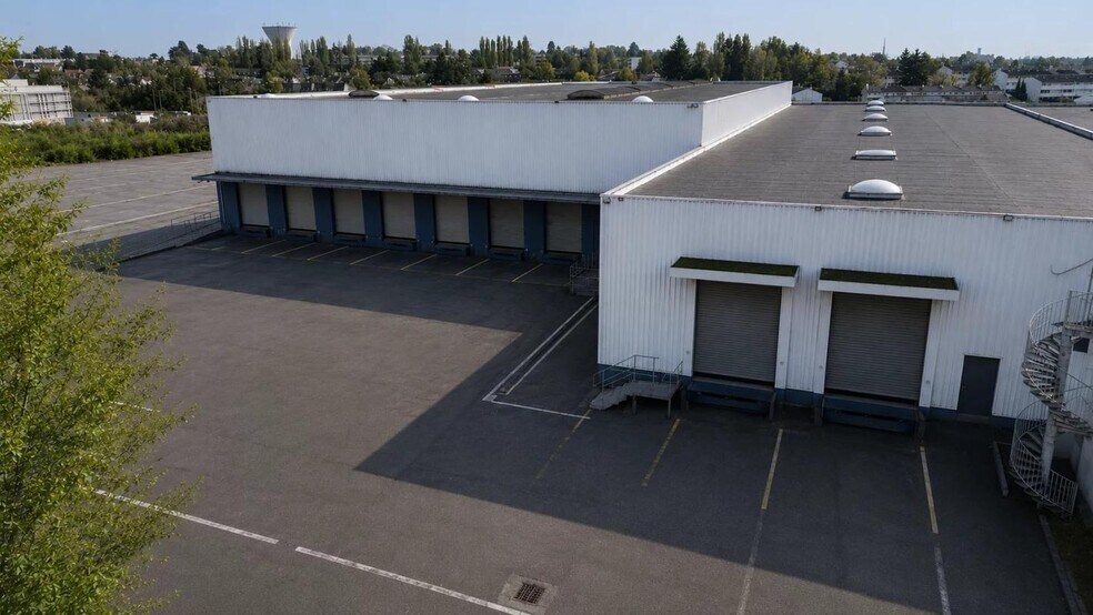 Industrial in Louvres to rent - Building Photo - Image 2 of 2