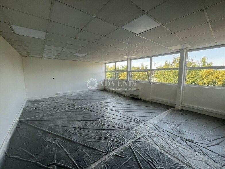 Light Industrial in Bondy to rent - Interior Photo - Image 3 of 10