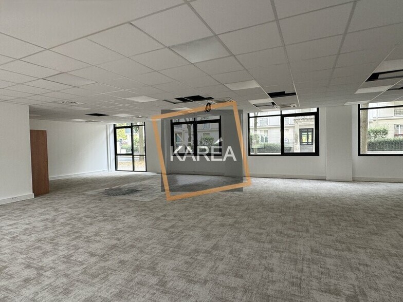 Office in Bussy-Saint-Georges to rent - Interior Photo - Image 1 of 10