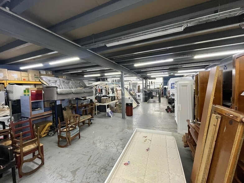 Light Industrial in Pantin to rent - Building Photo - Image 3 of 8