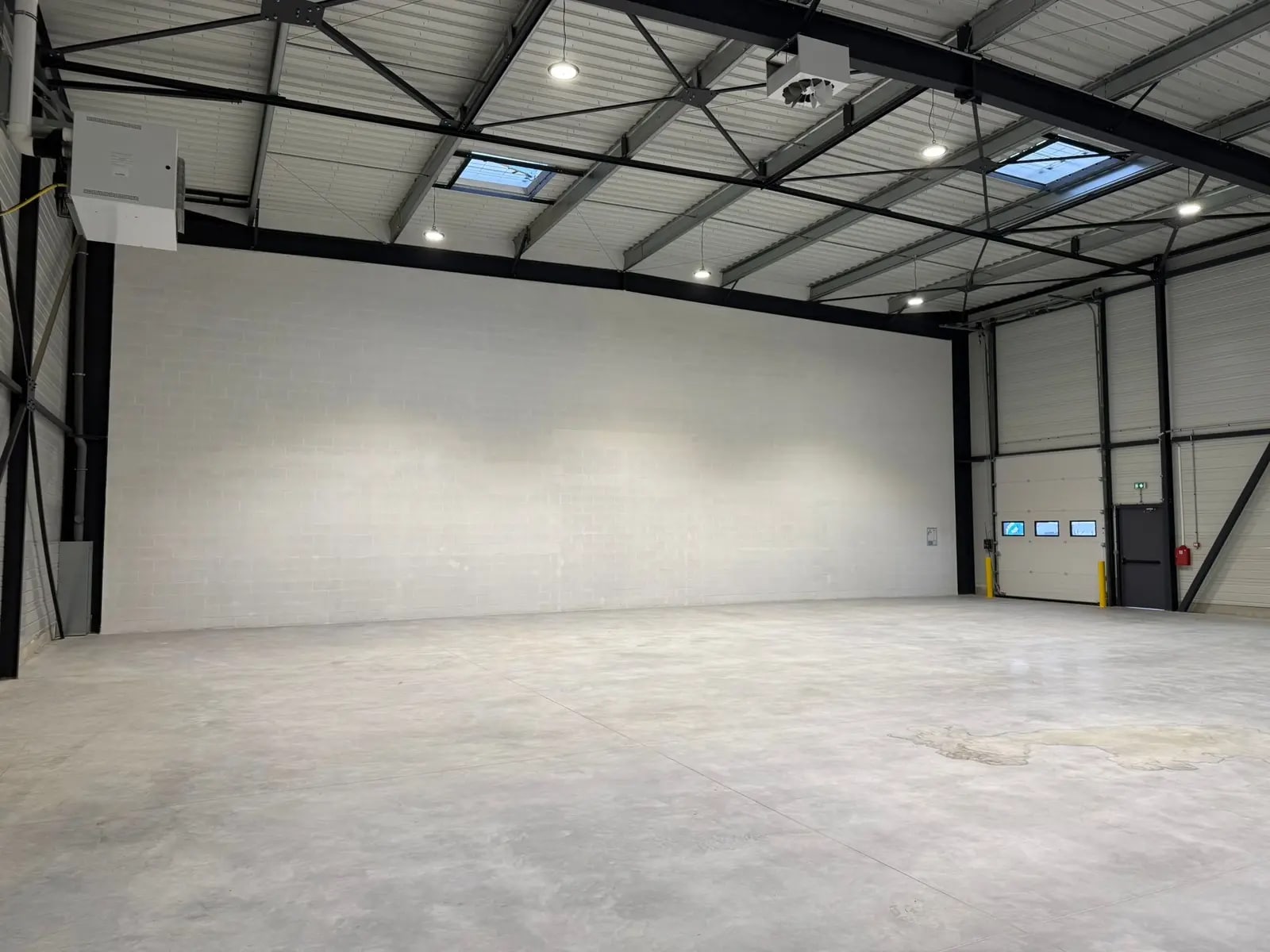 Light Industrial in Savigny-le-Temple to rent Interior Photo- Image 1 of 3