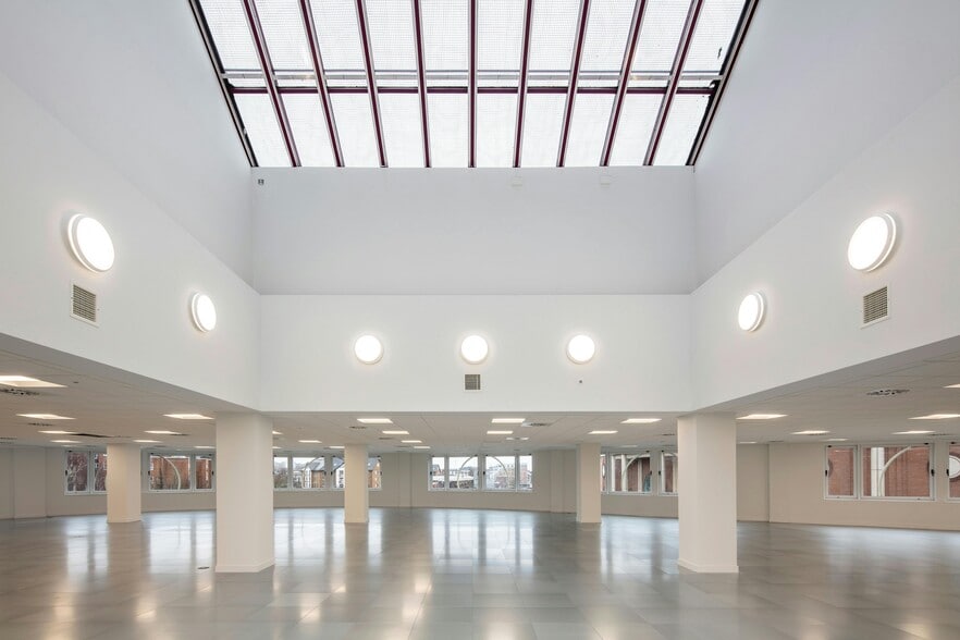 Wood St, Kingston Upon Thames to rent - Building Photo - Image 3 of 8