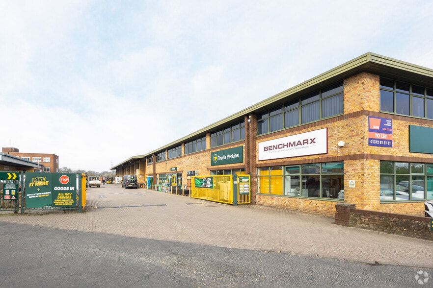 Oak Rd, Leatherhead to rent - Building Photo - Image 3 of 3