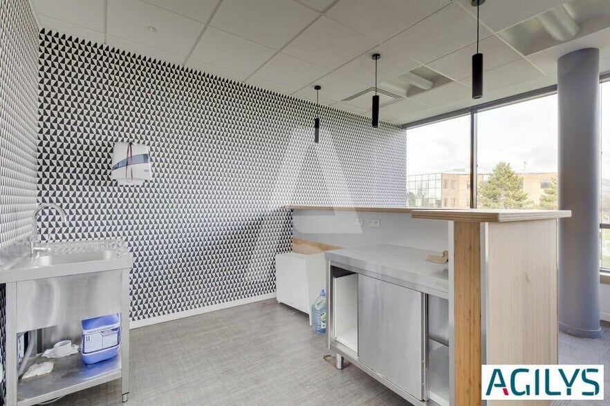Route De L'orme, Saclay to rent - Interior Photo - Image 3 of 12