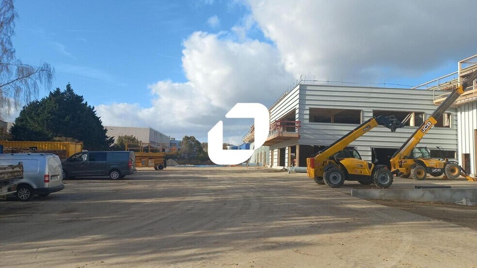 Industrial in Tremblay-en-France to rent - Construction Photo - Image 2 of 10