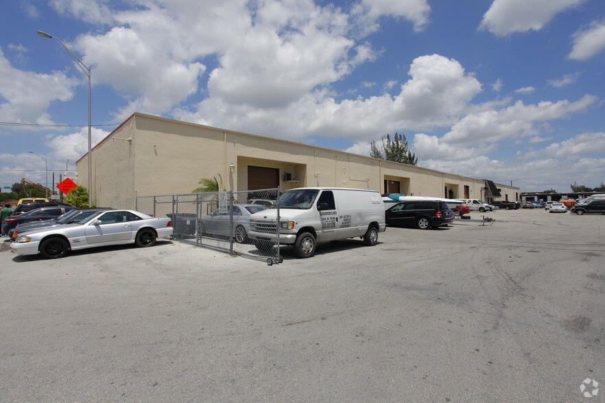 325-337 W 75th Pl, Hialeah, FL for rent - Primary Photo - Image 1 of 3