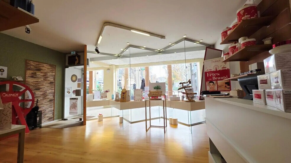 Retail in Bourges for sale - Interior Photo - Image 2 of 7
