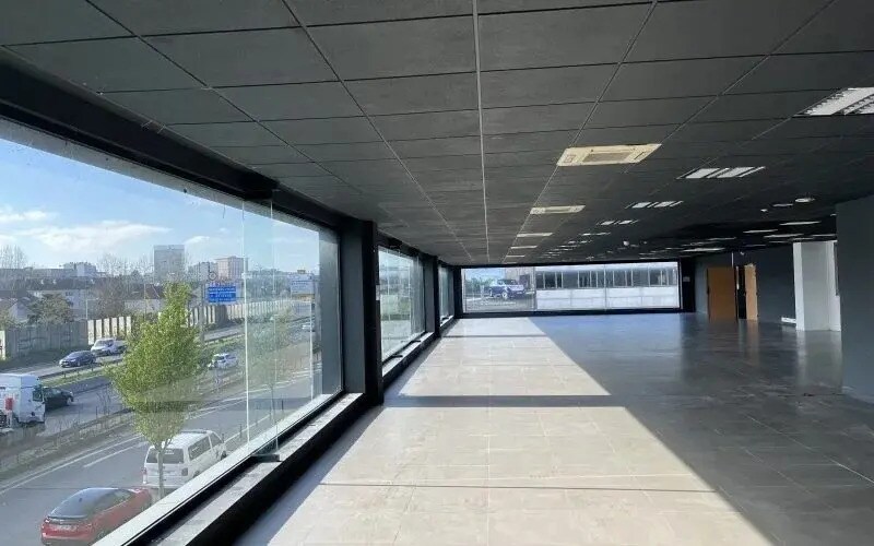 Retail in Nanterre to rent - Building Photo - Image 1 of 16