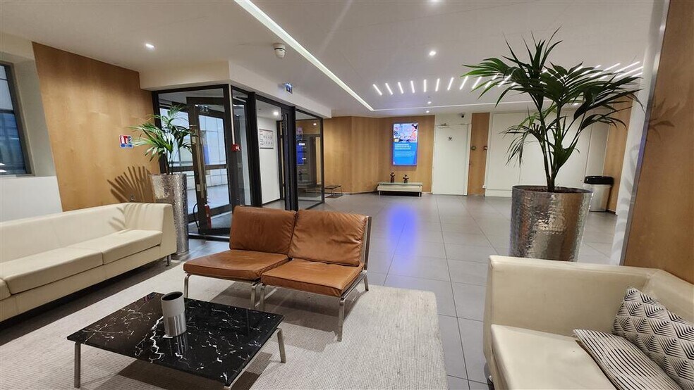 Office in Boulogne-Billancourt to rent - Lobby - Image 2 of 6