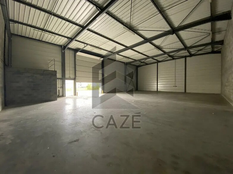 Light Industrial in Lormont to rent - Building Photo - Image 3 of 5