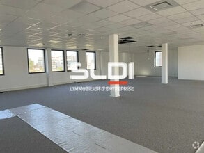 Office in Vénissieux to rent Building Photo- Image 1 of 10