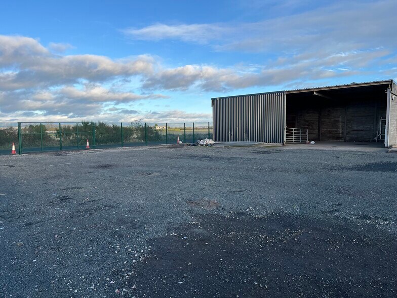 Errol Airfield, Errol to rent - Building Photo - Image 1 of 5