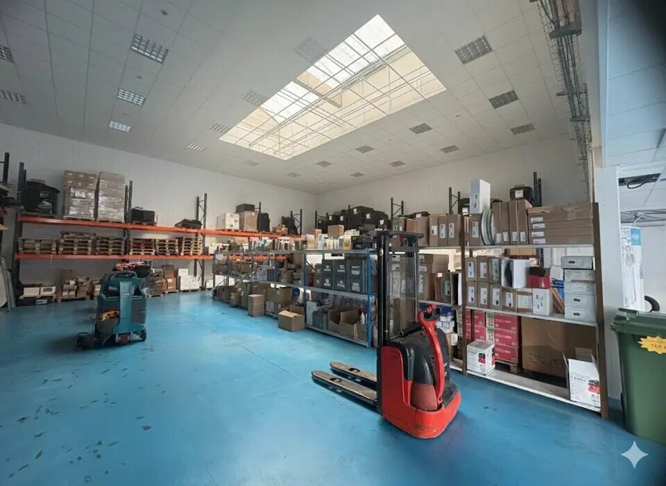Light Industrial in Savigny-le-Temple to rent Interior Photo- Image 1 of 8