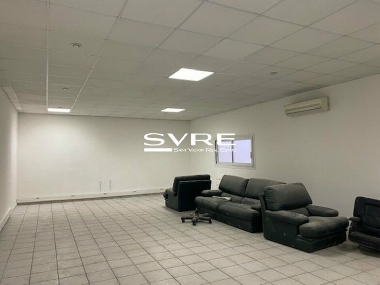 Light Industrial in Marseille to rent - Interior Photo - Image 2 of 5