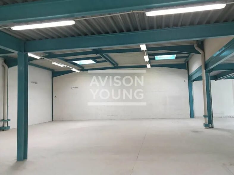 Light Industrial in Tremblay-en-France to rent - Interior Photo - Image 2 of 7