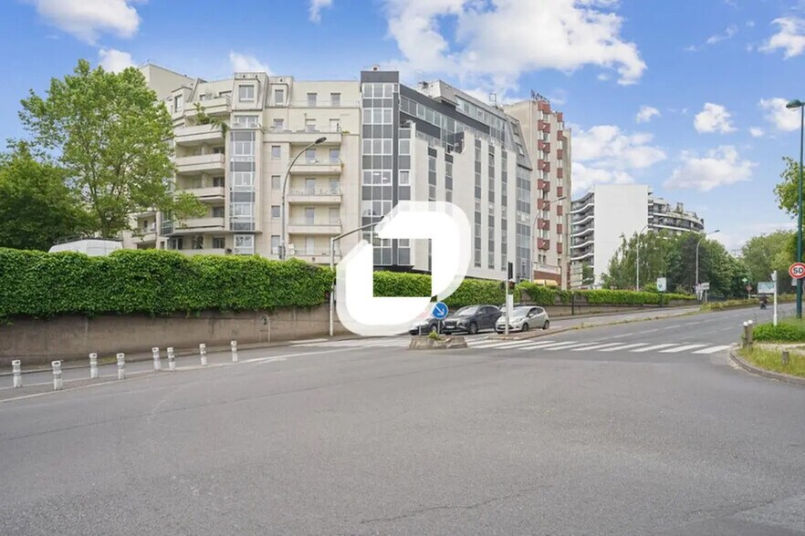 Office in Joinville-le-Pont to rent - Building Photo - Image 1 of 10