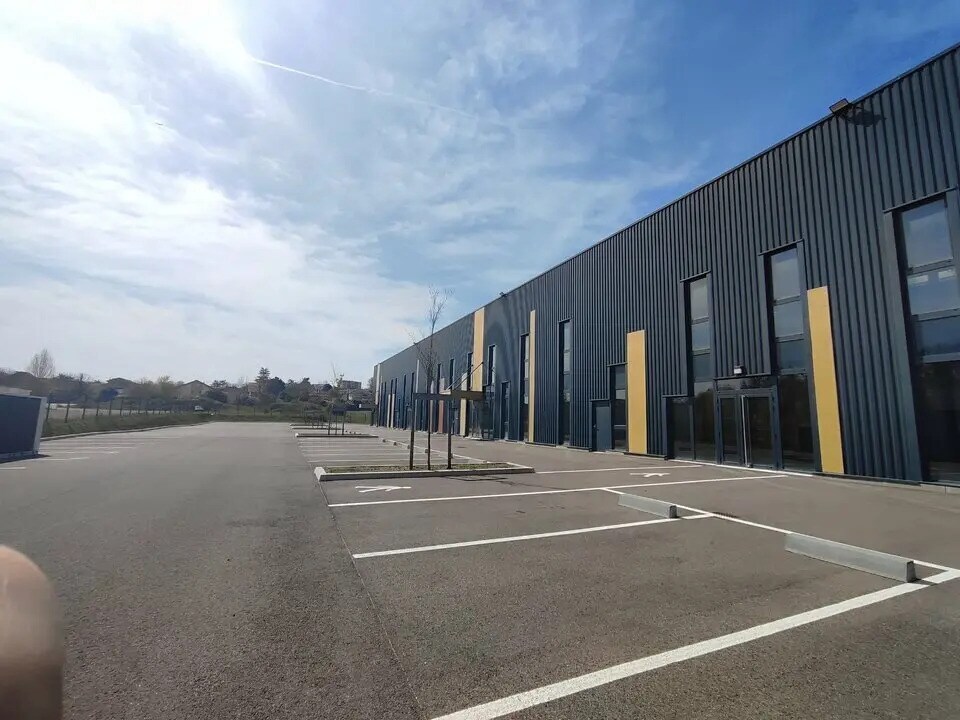 Light Industrial in Villefontaine for sale Building Photo- Image 1 of 10