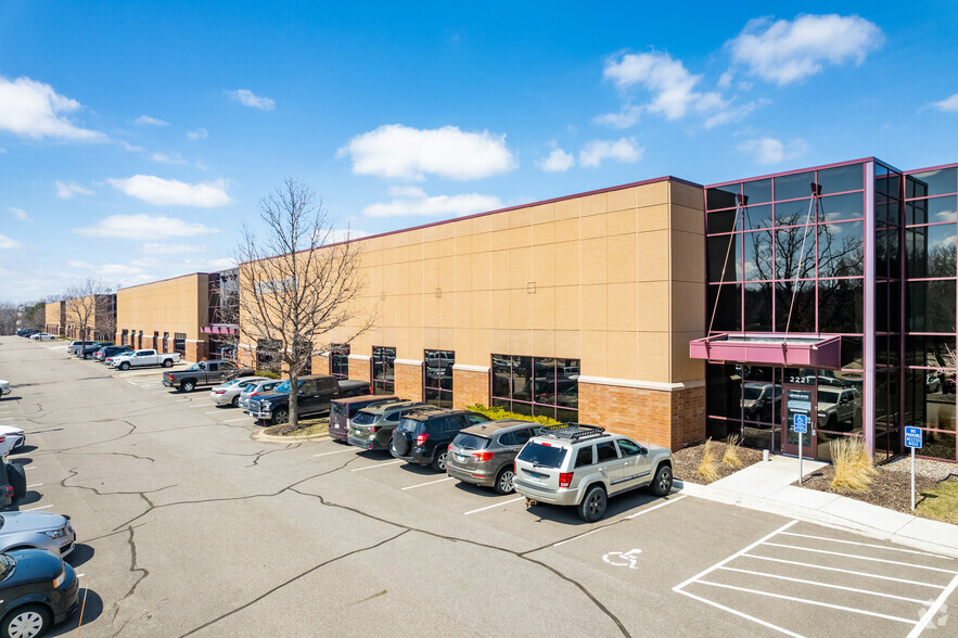 2215-2235 Highway 36 W, Roseville, MN for rent - Building Photo - Image 2 of 9