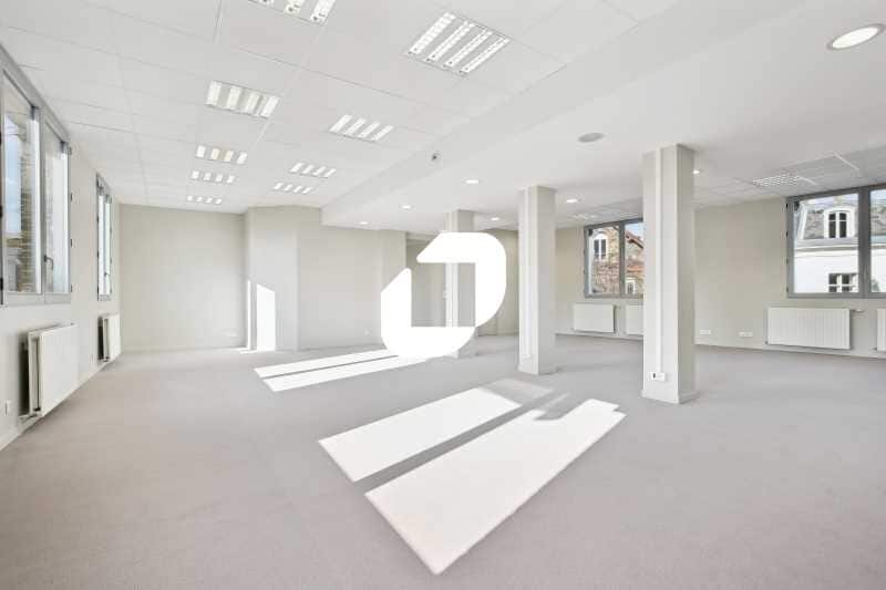 Office in Colombes to rent Interior Photo- Image 1 of 15