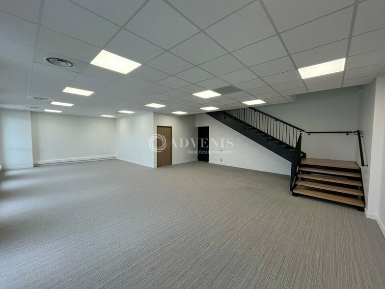 Light Industrial in Bondy to rent - Interior Photo - Image 2 of 7