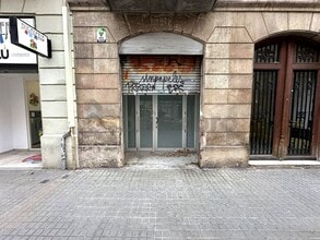 Retail in Barcelona, Barcelona to rent Building Photo- Image 1 of 13