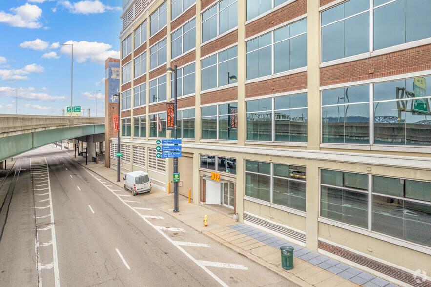 302 W 3rd St, Cincinnati, OH for rent - Building Photo - Image 3 of 6