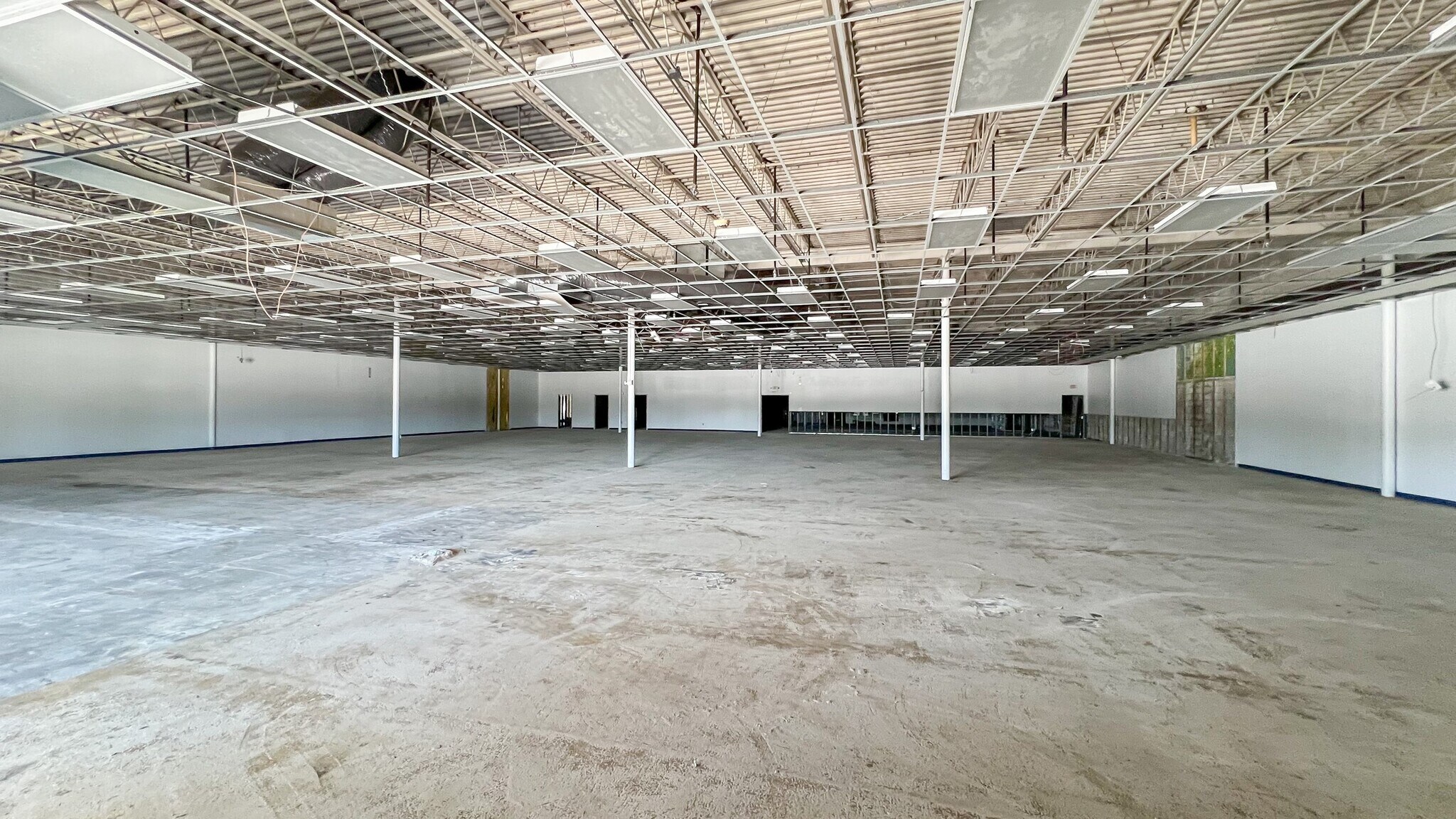 520-560 Plaza Dr, Fostoria, OH to rent Interior Photo- Image 1 of 3