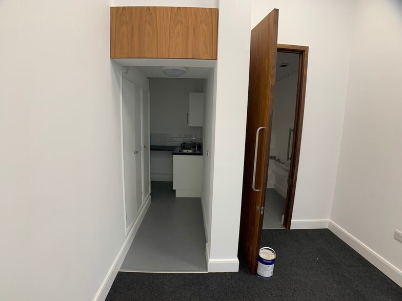 29-35 High St, Crawley to rent - Interior Photo - Image 3 of 7